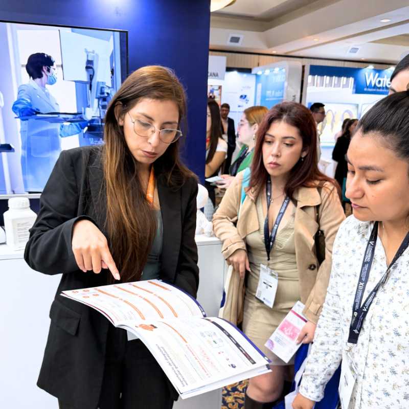 Equipo en una feria del sector
